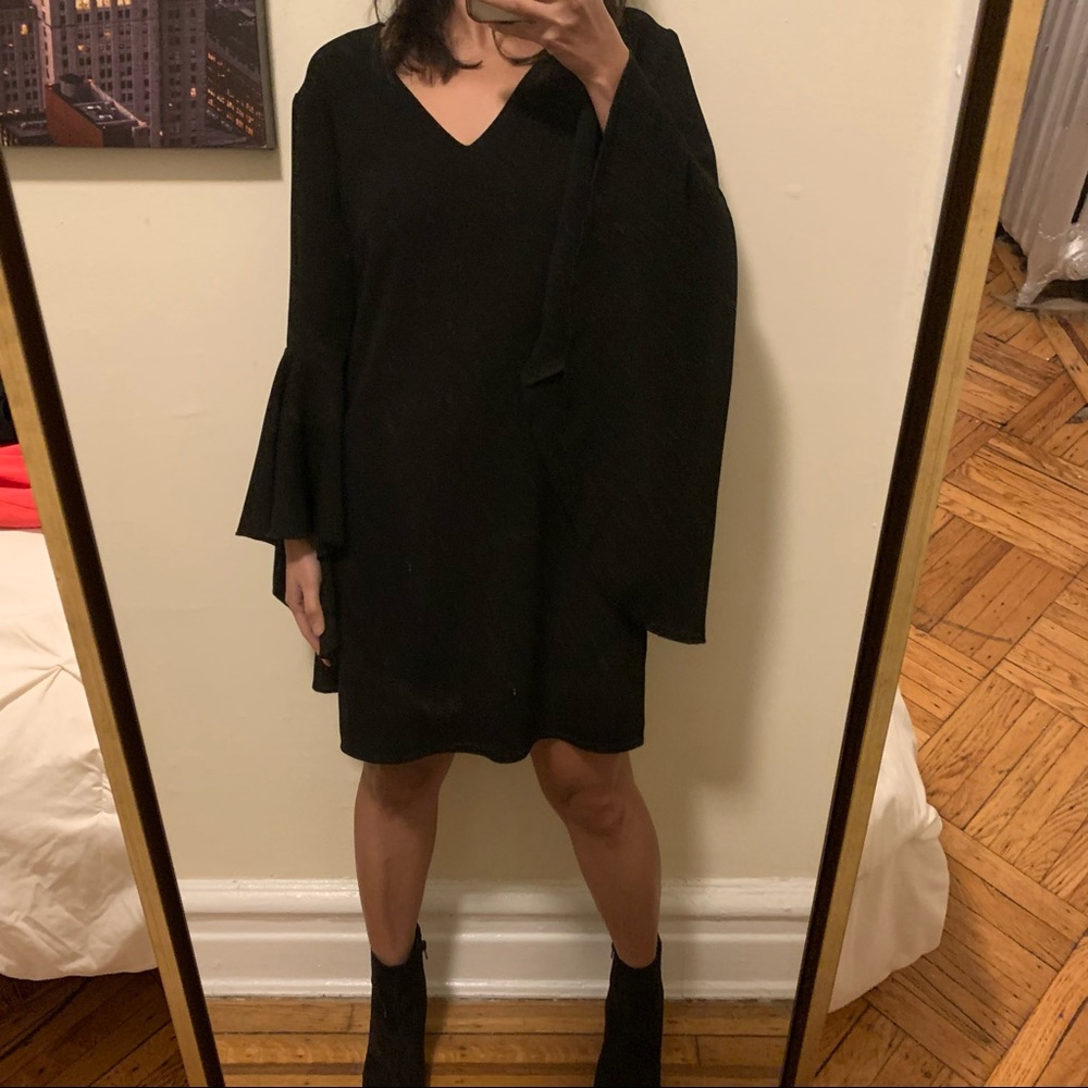 Wayf Bell Sleeves Shift Dress 👗
